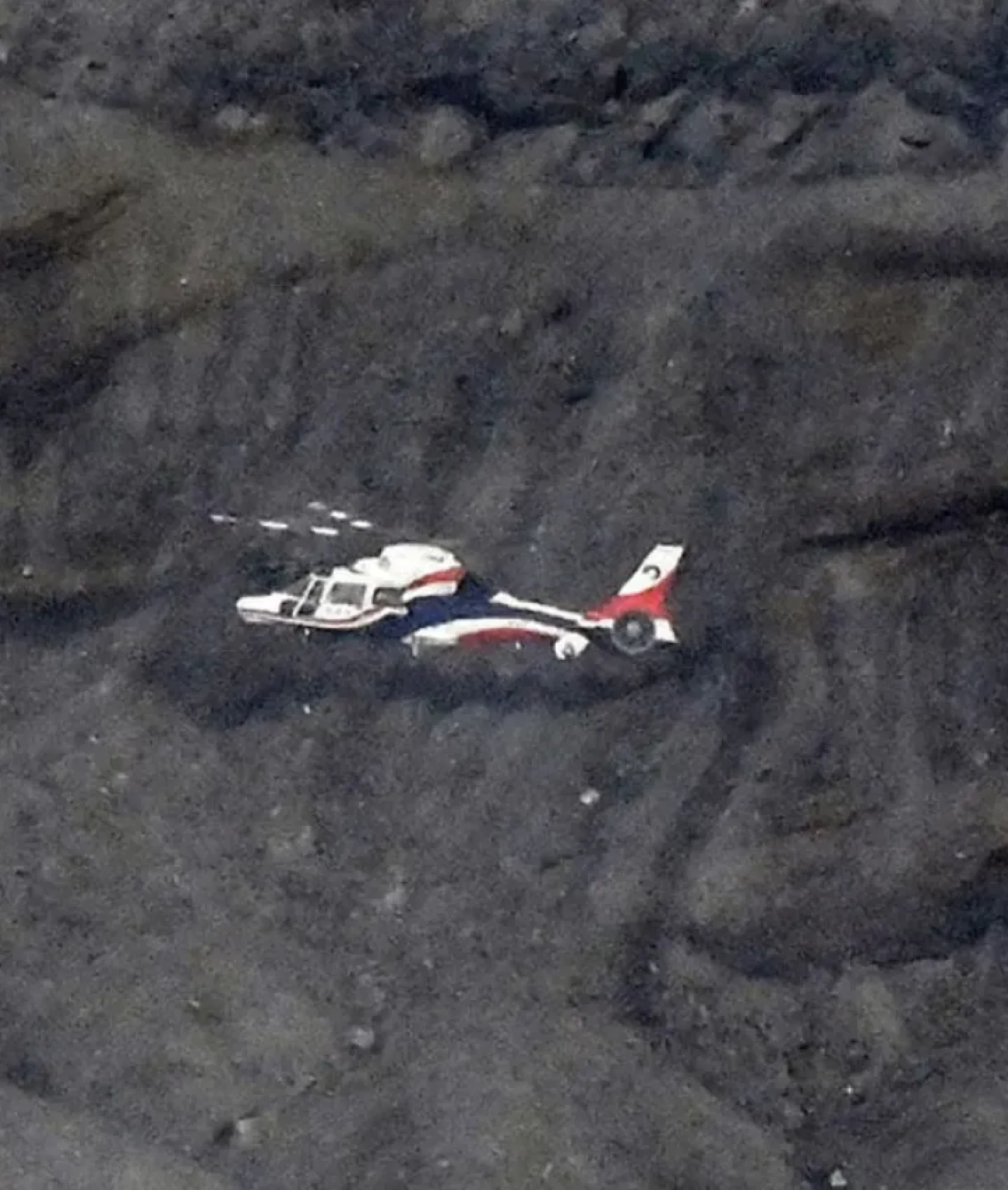 Misterio en el volcanismo: Descubrimiento de restos extraños en las ruinas de un helicóptero en Japón desata la curiosidad