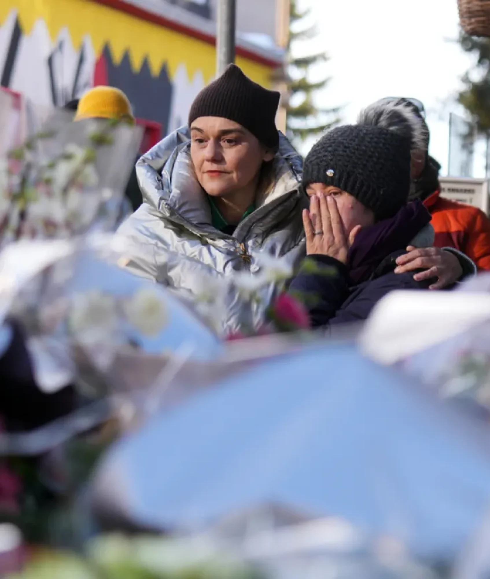 Abren investigación a gerentes del bar en Suiza donde murieron 40 personas