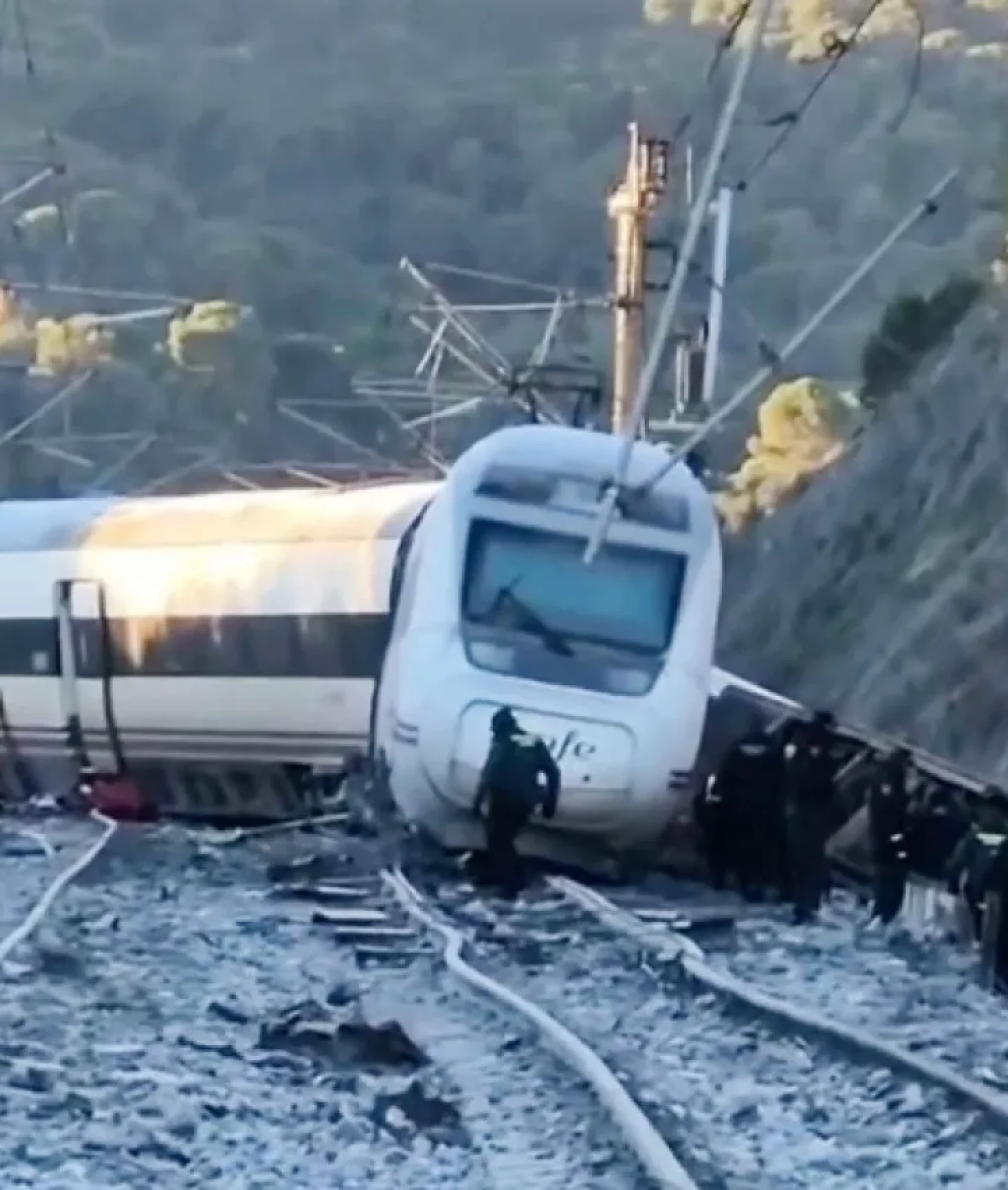 "Desastre ferroviario en España: 39 víctimas mortales en trágico colapso de dos trenes"