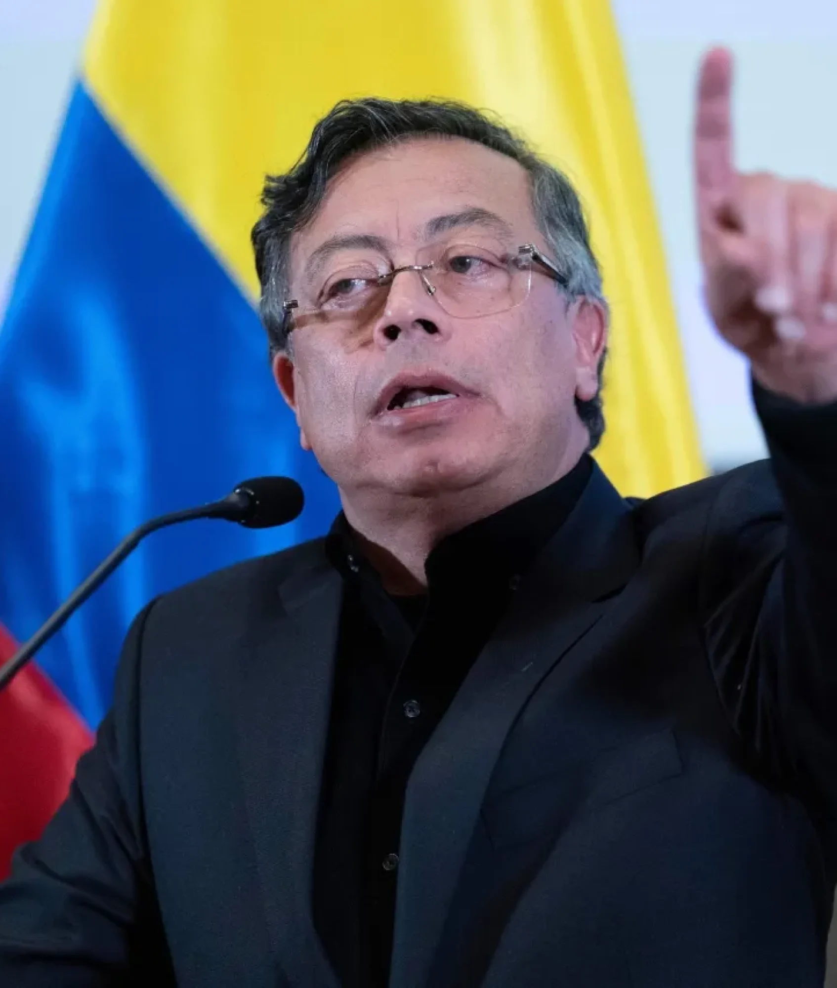 Petro llama a las calles para defender el aumento salarial frente a la justicia