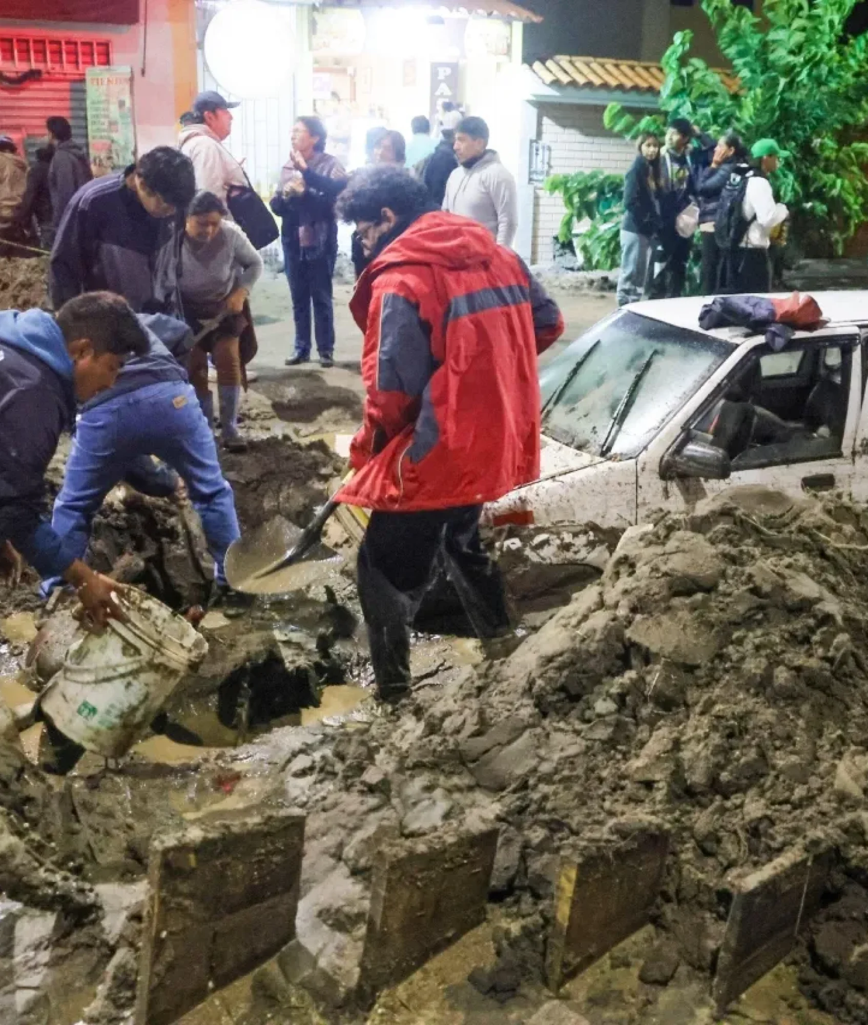 Mueren dos personas y desaparece un policía tras fuertes lluvias en Perú