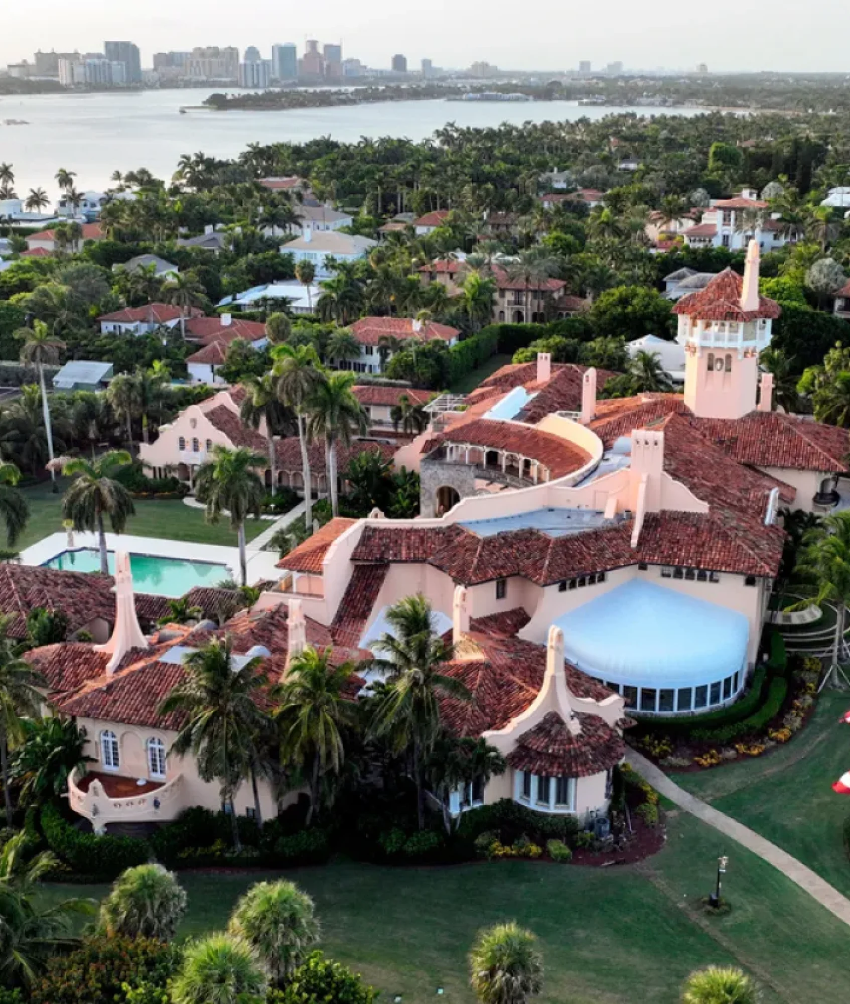 Mata Servicio Secreto a intruso armado en residencia de Trump