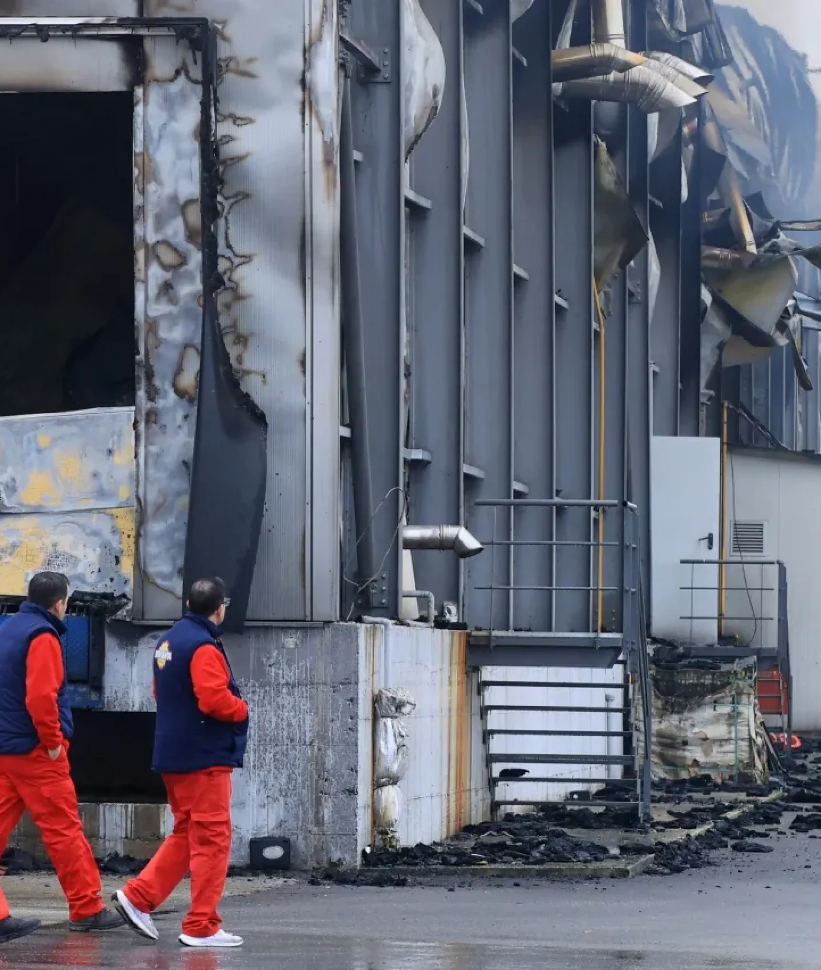 Estallido e incendio en fábrica de galletas en Grecia mata a 5 trabajadores