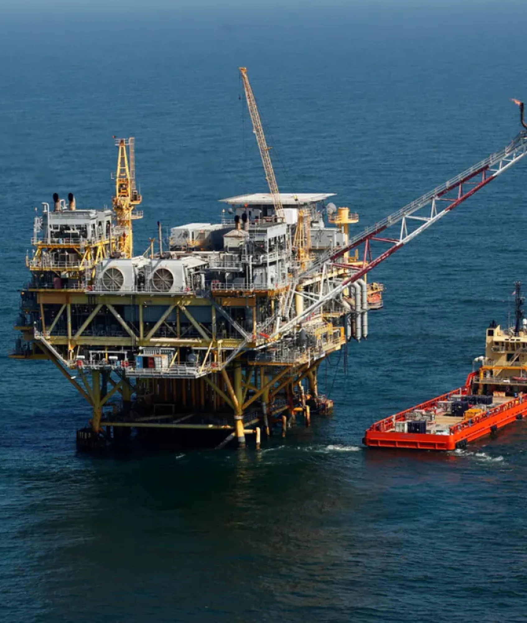 Guerra con Irán amenaza suministro mundial de petróleo