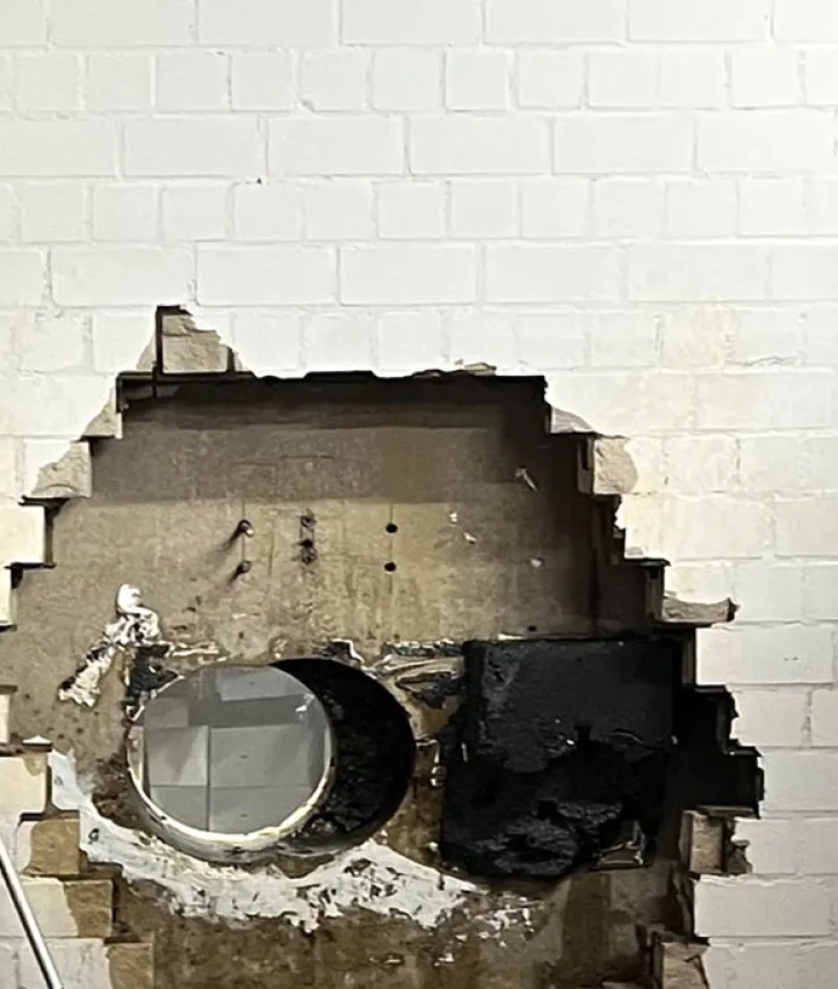 La gran estafa alemán: Crímenes financieros escalonados: ladrones profundos saquean caja fuerte de un banco en plena Alemania, dejando una huella de millones de euros sin tocar.