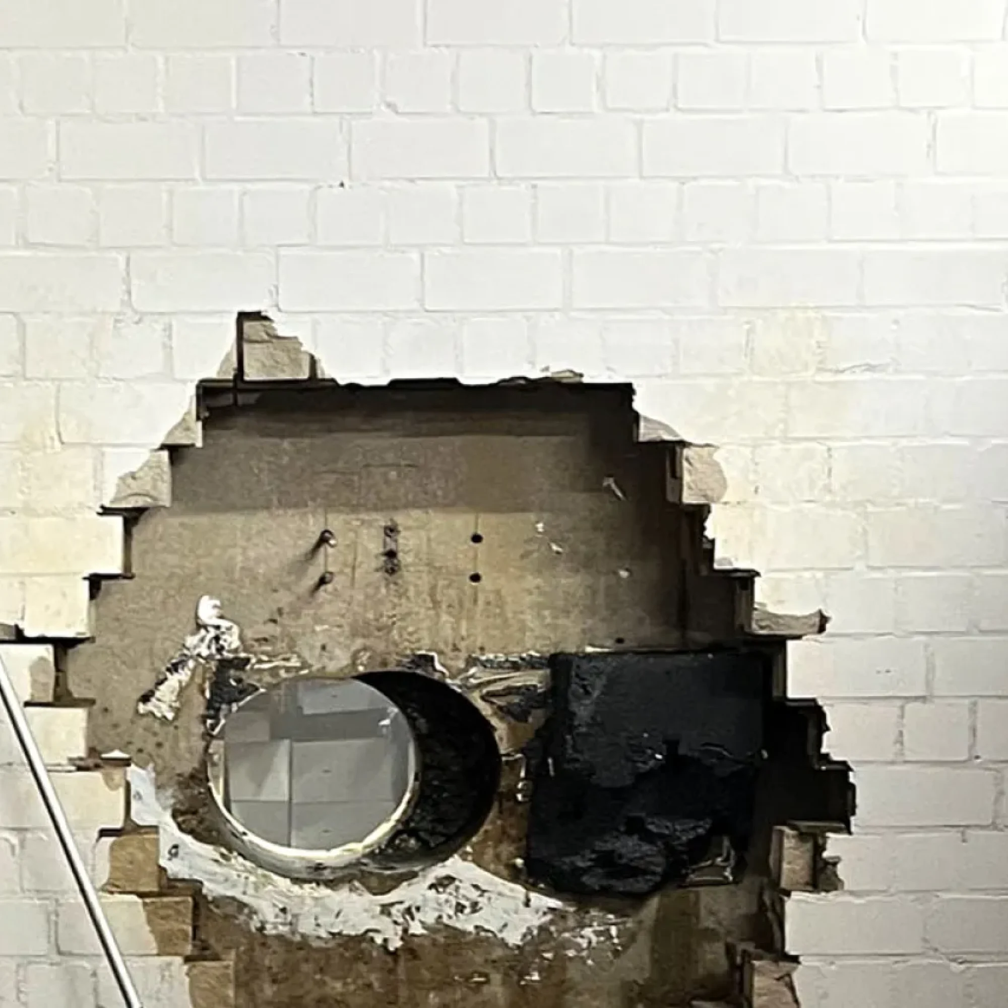 La gran estafa alemán: Crímenes financieros escalonados: ladrones profundos saquean caja fuerte de un banco en plena Alemania, dejando una huella de millones de euros sin tocar.