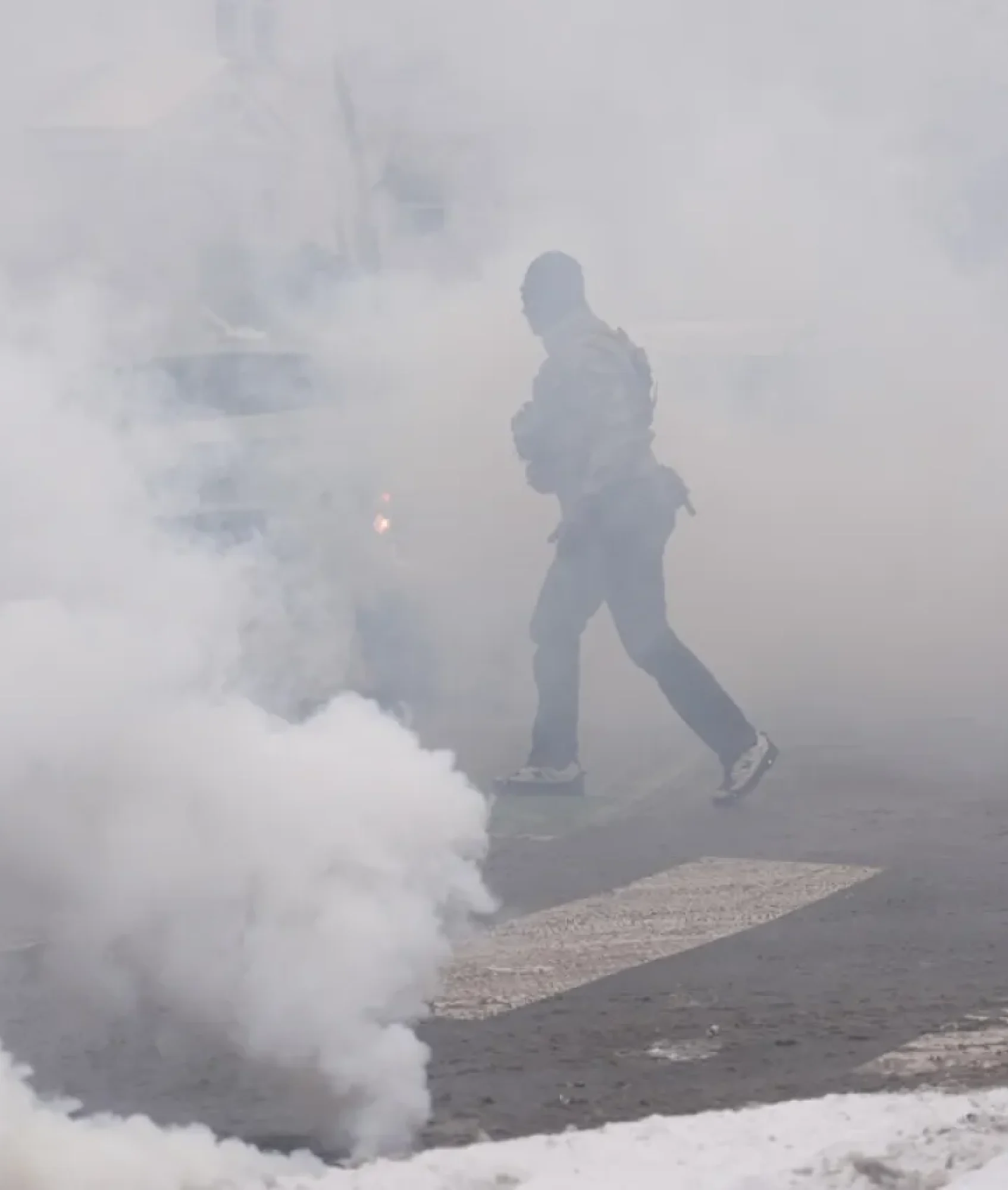 "La frontera en entredicho: Agencias migratorias estadounidenses llevan a cabo operaciones de búsqueda y registro sin orden judicial, desencadenando una oleada de protestas y cuestiones sobre la protección de derechos humanos"