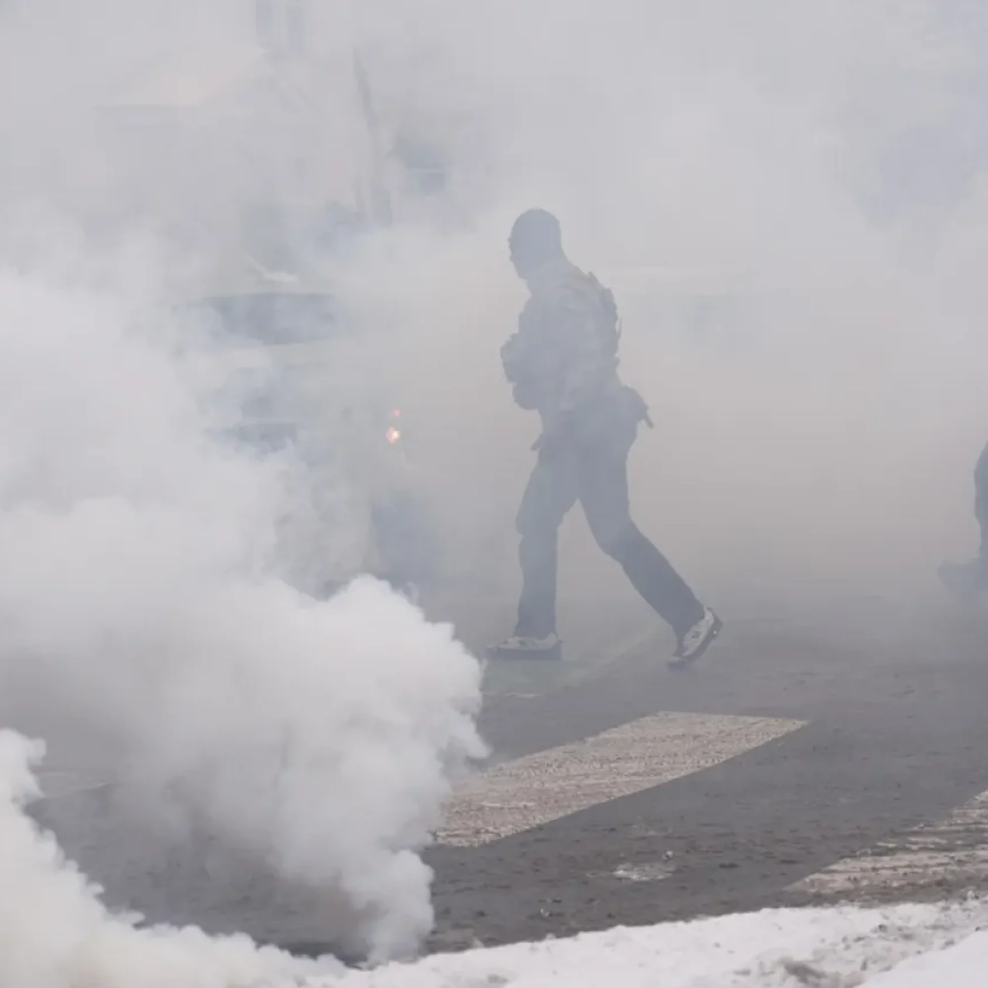 "La frontera en entredicho: Agencias migratorias estadounidenses llevan a cabo operaciones de búsqueda y registro sin orden judicial, desencadenando una oleada de protestas y cuestiones sobre la protección de derechos humanos"