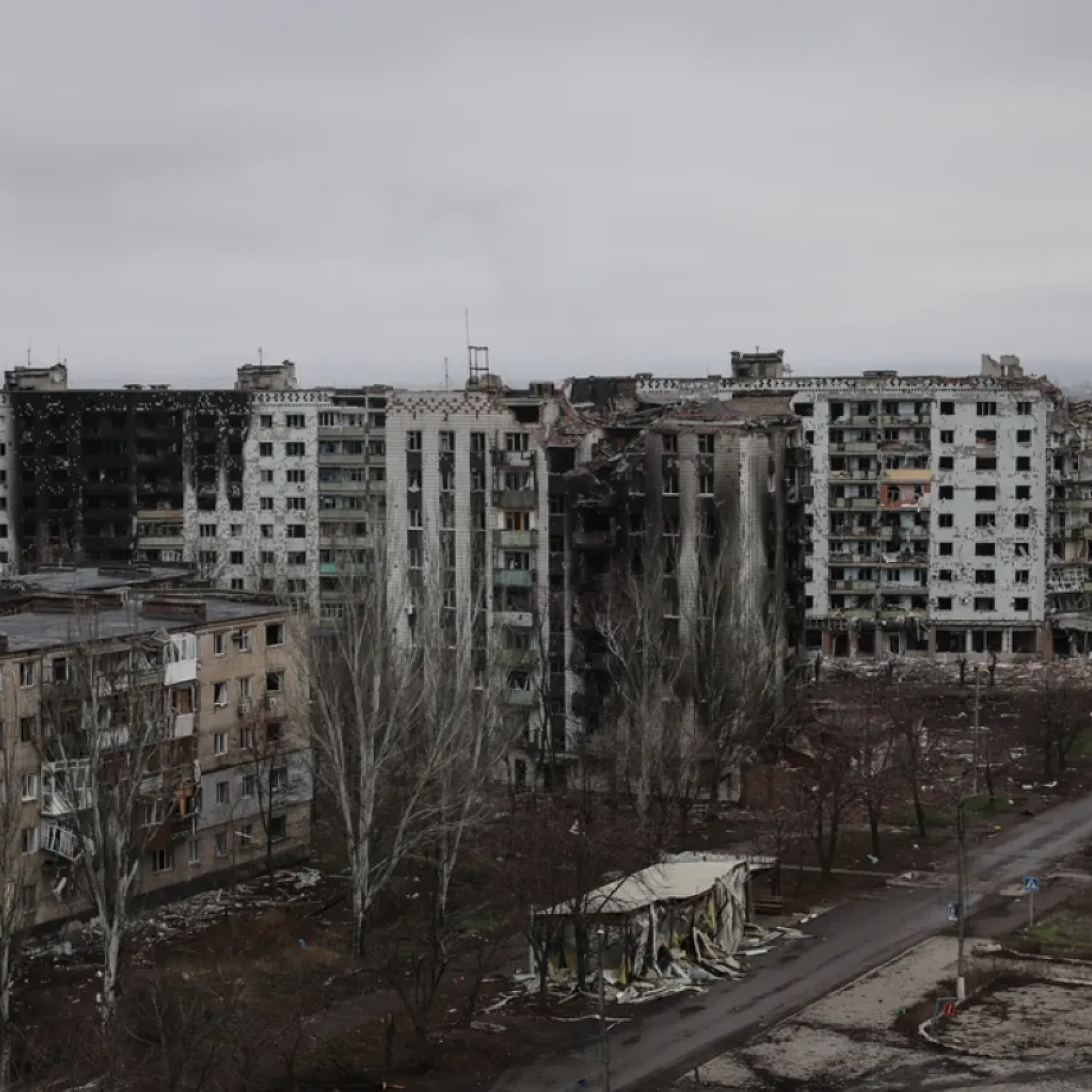 La Guerra Sin Fin en el Corazón de Europa: Análisis Impecable del Conflicto entre Ucrania y Rusia en el Resumen de 2025.