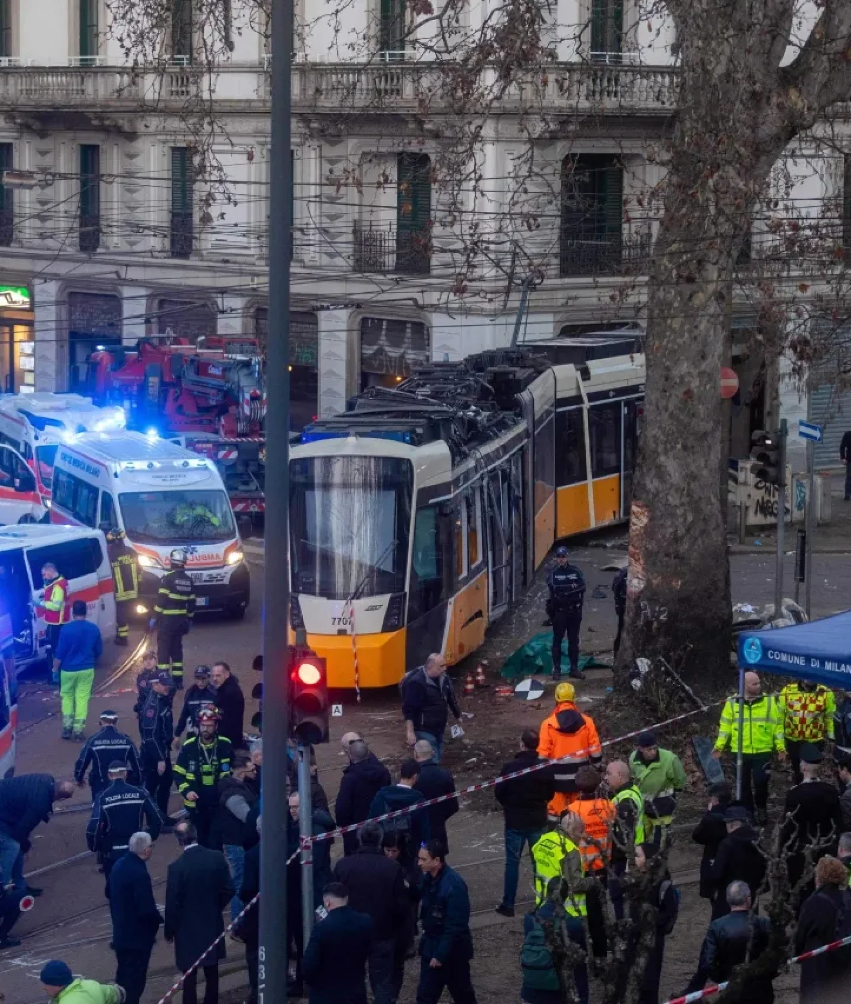 Deja dos muertos y decenas de heridos tranvía descarrilado en Milán