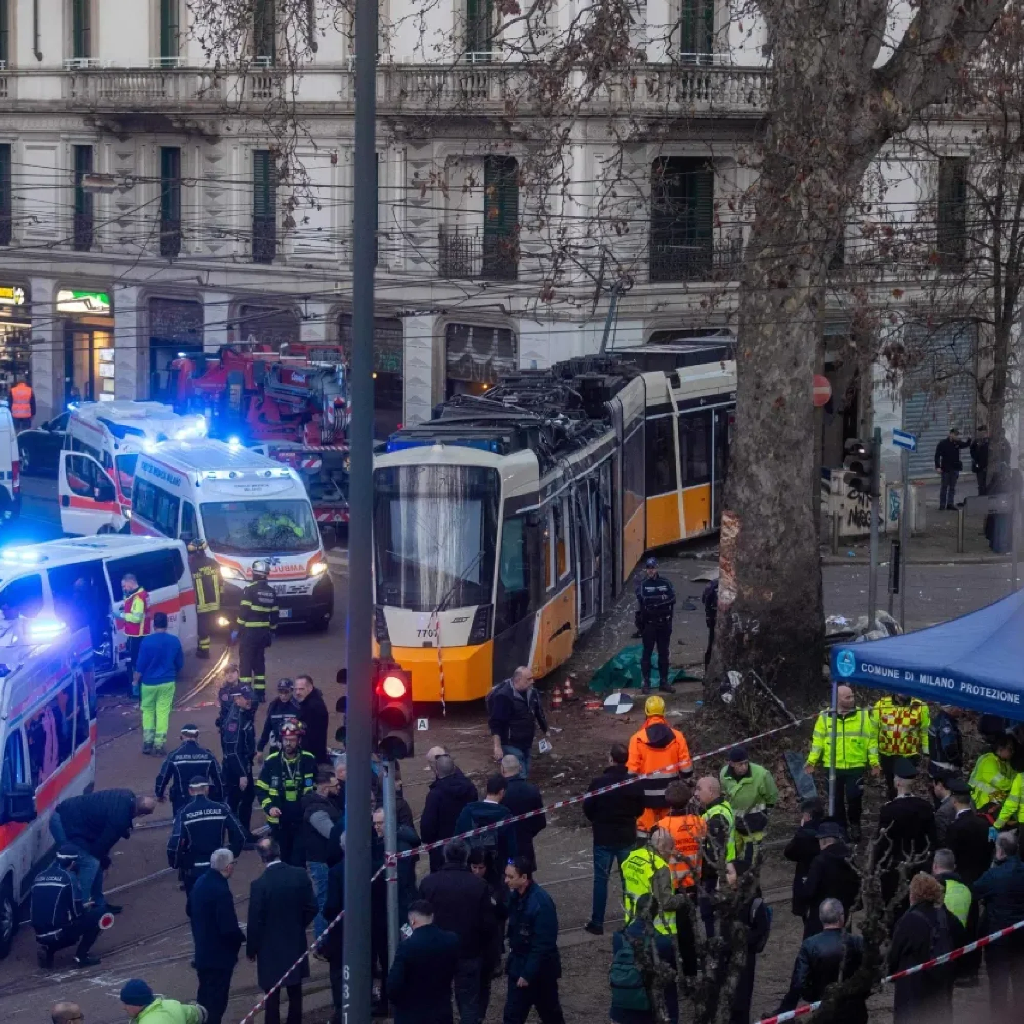 Deja dos muertos y decenas de heridos tranvía descarrilado en Milán